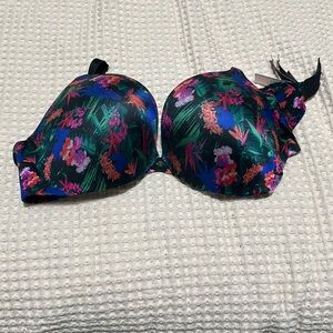 New with tags Victoria secret push-up 36D